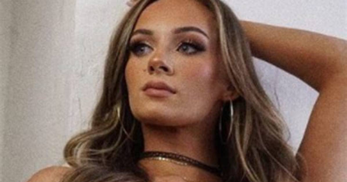 Anna Jay Stuns Fans in Viral Mirror Selfie While Healing Shoulder Injury Outside The