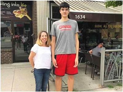Zach Edey's Father's Towering Height: the Genetic Secret Behind His Own Stature